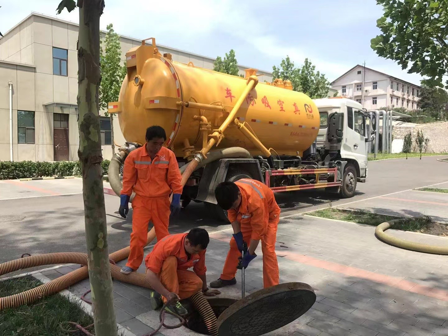 阎良管道疏通车停在窨井附近