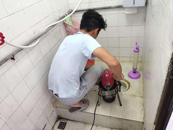 阎良管道堵塞冒臭气 专业师傅现场解决问题